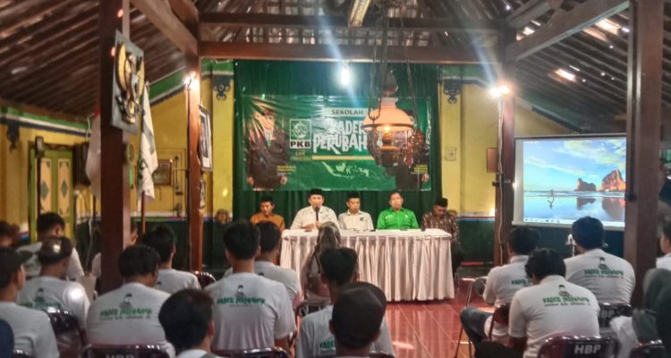 Herman Budi Pramono, S.E, anggota DPRD Kabupaten Sleman dari Fraksi PKB, bersama warga Sleman.
